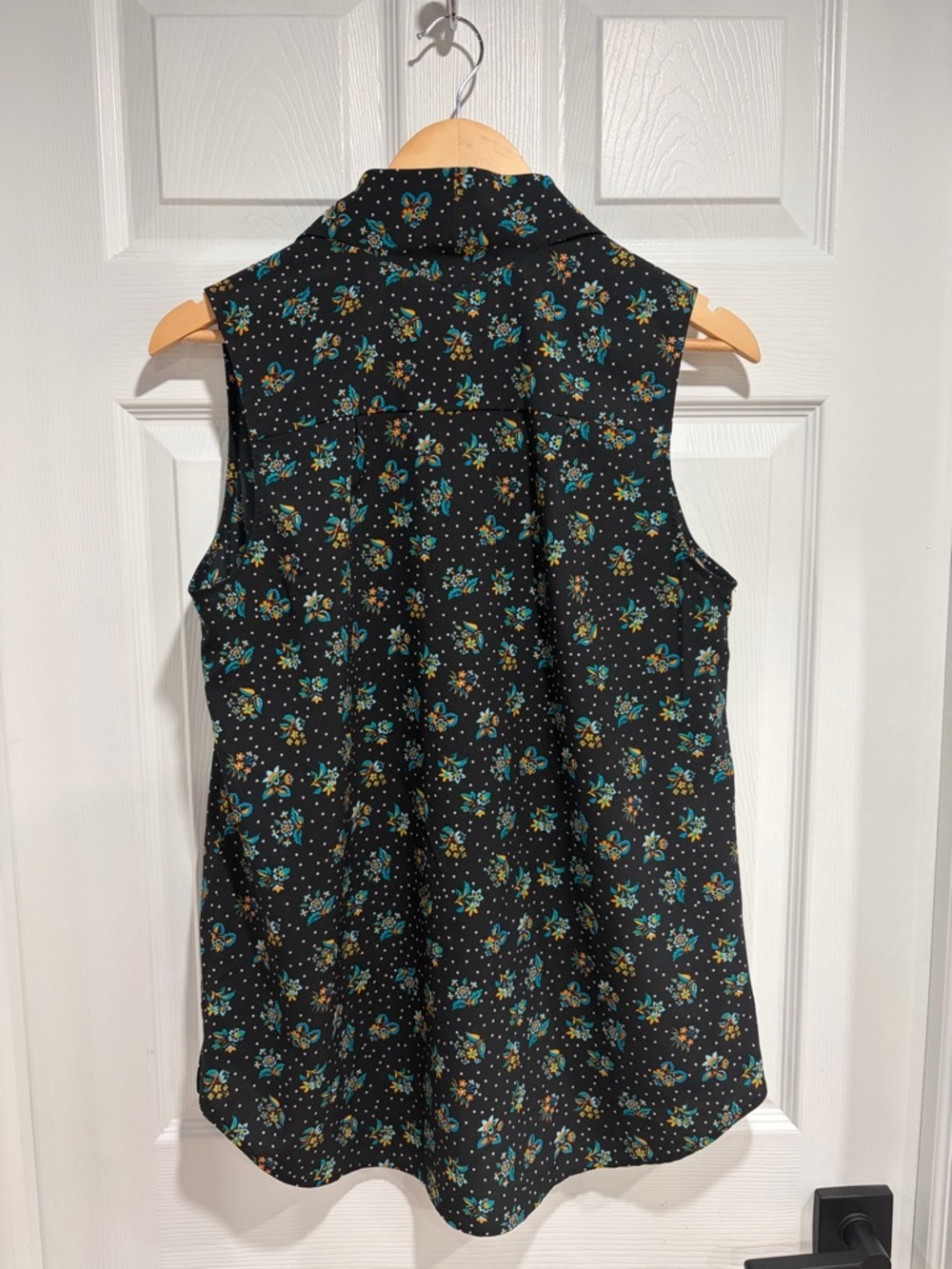 CAbi Black Sleeveless Floral Collared Pull-Over Blouse with Buttons - Picture 5 of 9